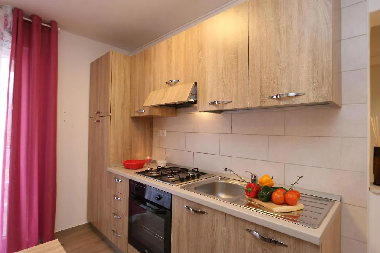 Apartments Mirjana سيلو